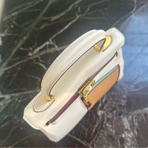 Classic Leather Hangbag Gold Lock - Picture 5 of 14